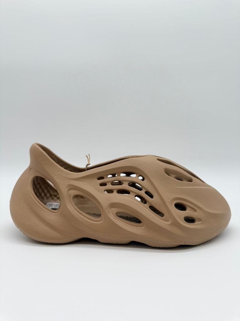 Yeezy Foam Runner Ochre - Maat 43 - Nieuw (DS), Kleding | Heren, Schoenen, Slippers, Bruin, ., Nieuw