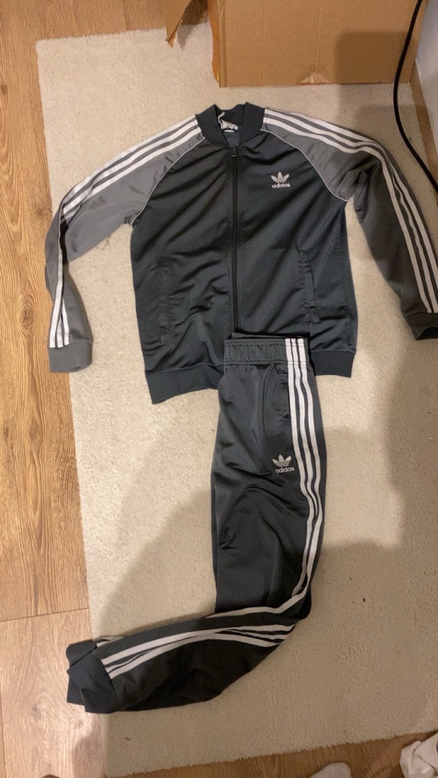 Adidas Trainingspak Kinderen Maat L - Grijs/Wit, Kinderen en Baby's, Ophalen of Verzenden, Zo goed als nieuw, Jongen of Meisje
