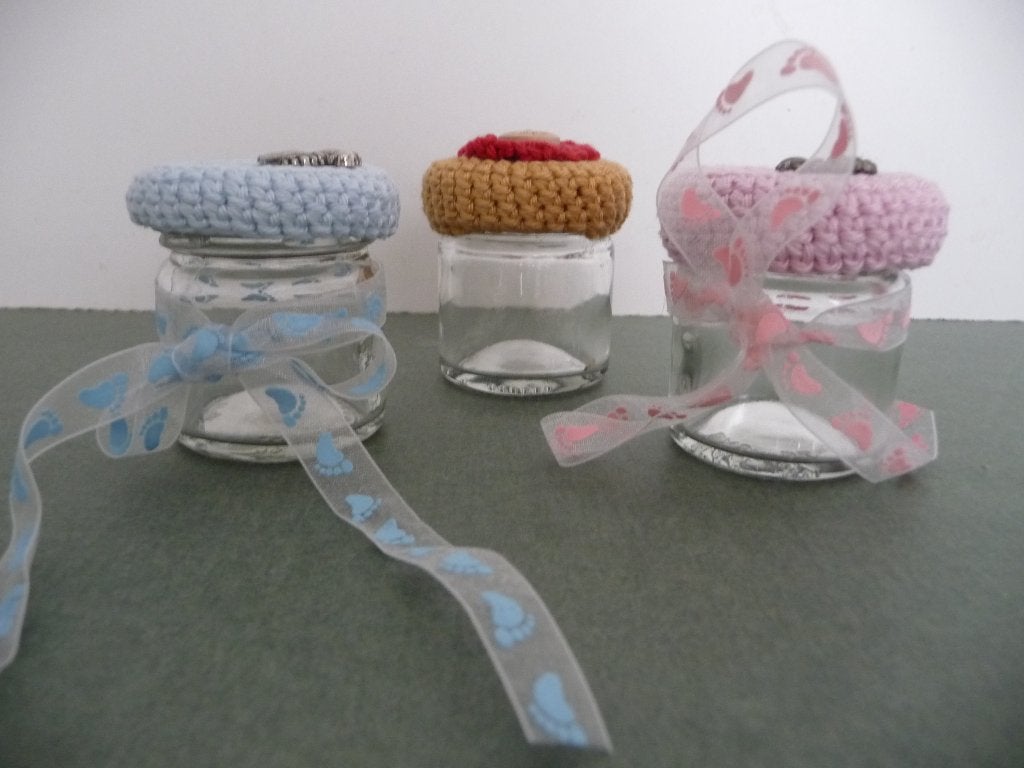3 Lieve baby opberg potjes met haakwerk op deksel., Hobby en Vrije tijd, Breien en Haken, Ophalen of Verzenden, Nieuw, Haken, Naald