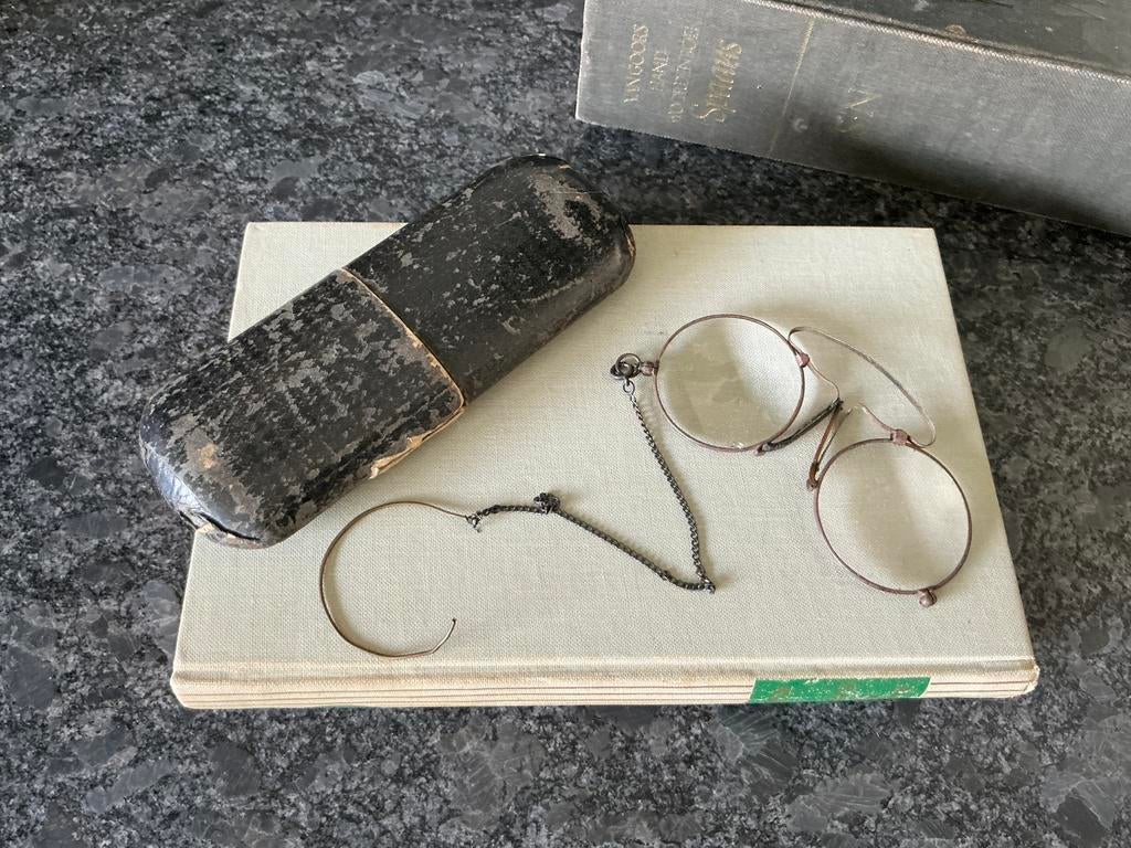 Antiek neusbrilletje met houder, Ophalen