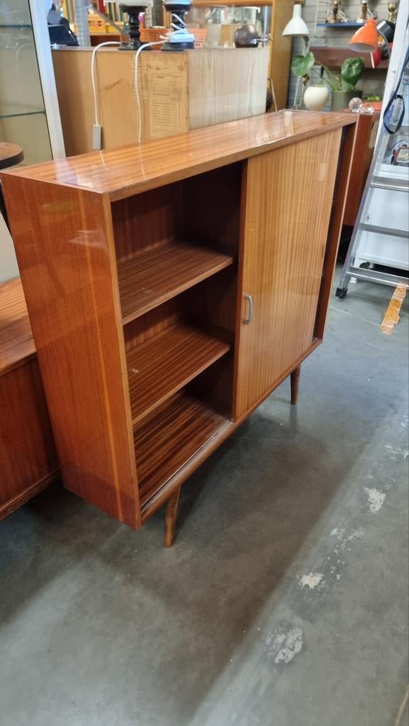 Foto 4 van Vintage wandkast met vitrine  mid century