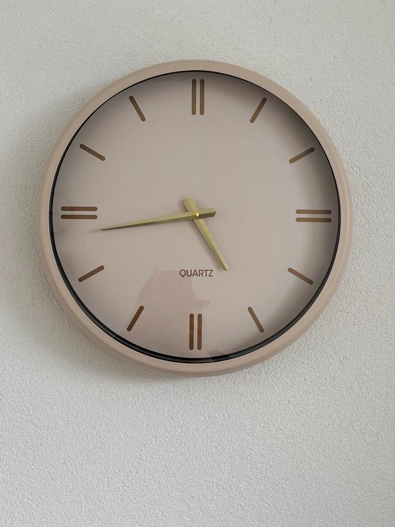 Moderne wandklok - Beige/roze met gouden wijzers, Huis en Inrichting, Woonaccessoires | Klokken, Ophalen, Wandklok, Analoog, Zo goed als nieuw
