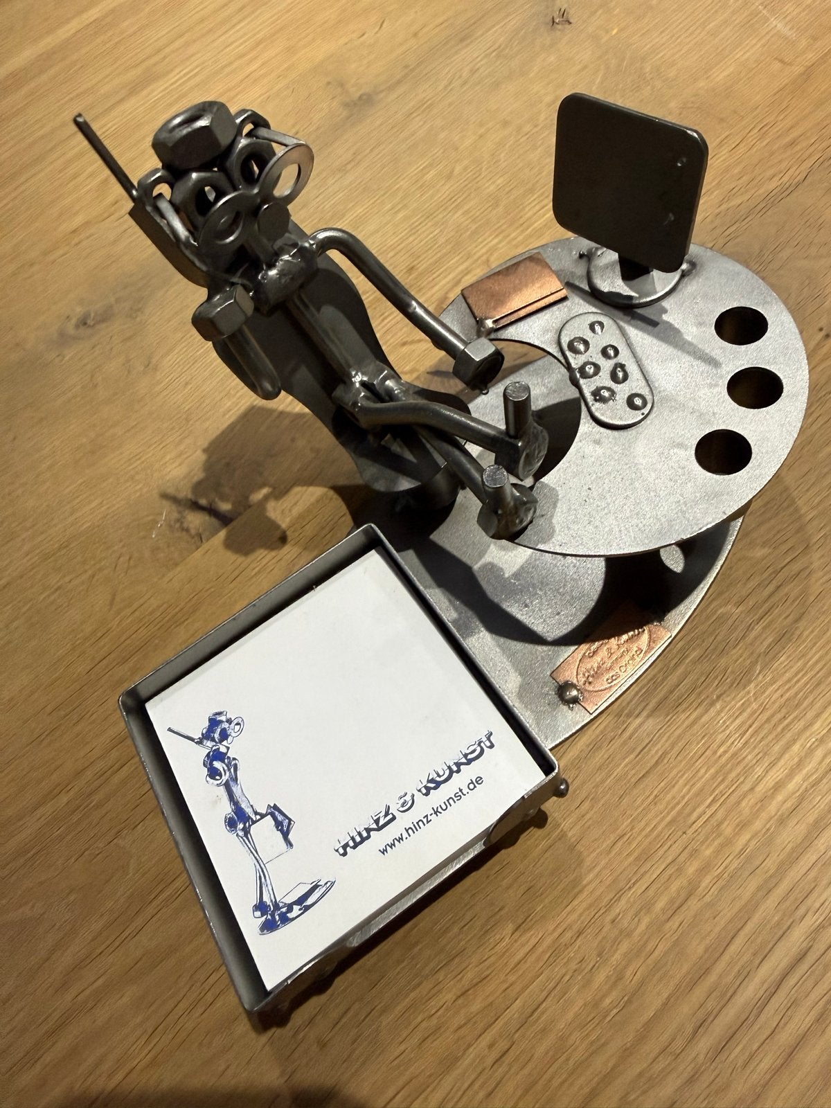 Metalen sculptuur 'De Luie Kantoorman' van Hinz & Kunst, Minder dan 20 cm, Ophalen of Verzenden, Gemerkt, Beeld