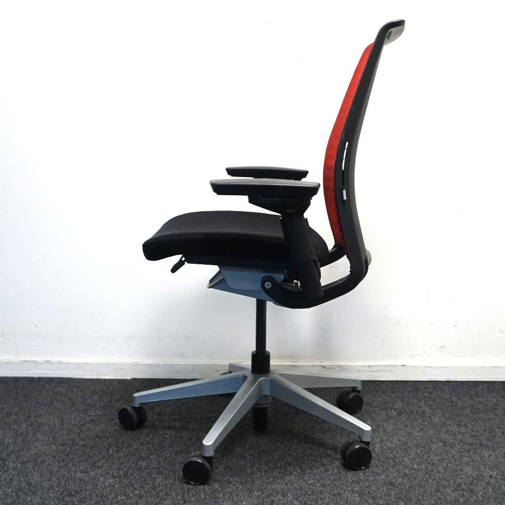 Steelcase Think V2 Bureaustoel | Ergonomisch | Rood / Zwart, Huis en Inrichting, Bureaustoelen, Gebruikt, -, -, Ophalen of Verzenden