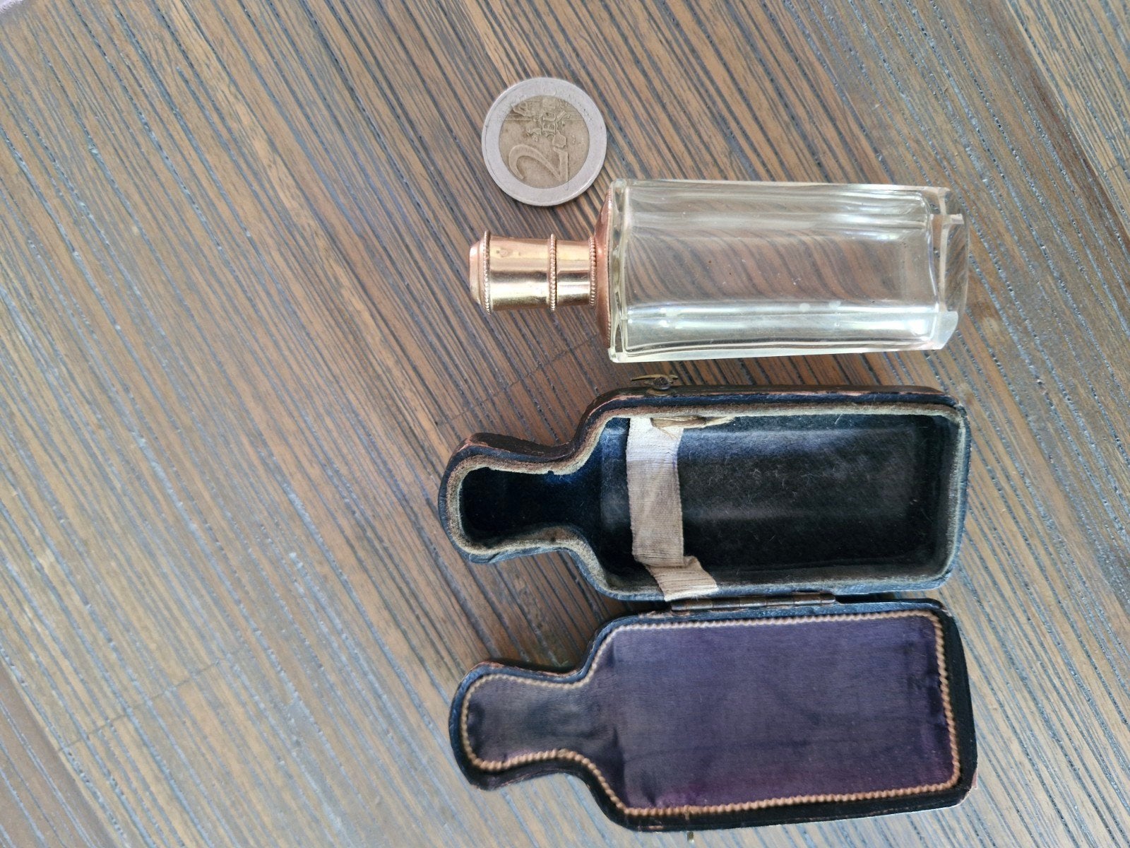 Antiek parfumflesje met gouden dopje, Antiek en Kunst, Antiek | Goud en Zilver, Ophalen of Verzenden