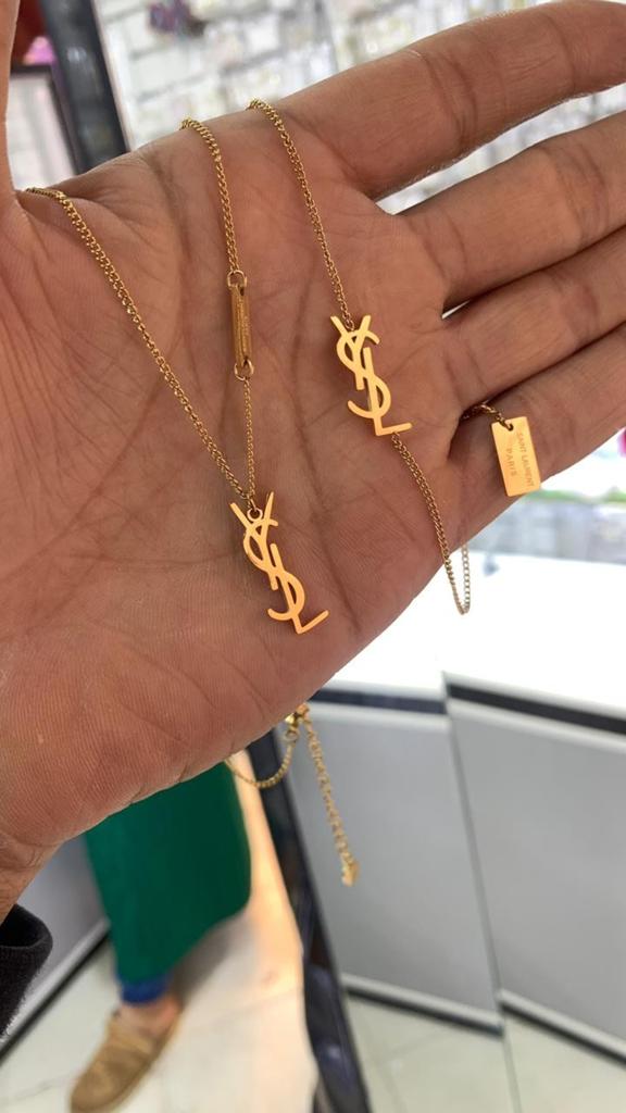 Elegante Gouden kl Ketting met-logo of Kristallen Hanger, Sieraden, Tassen en Uiterlijk, Kettingen, Overige materialen, Nieuw