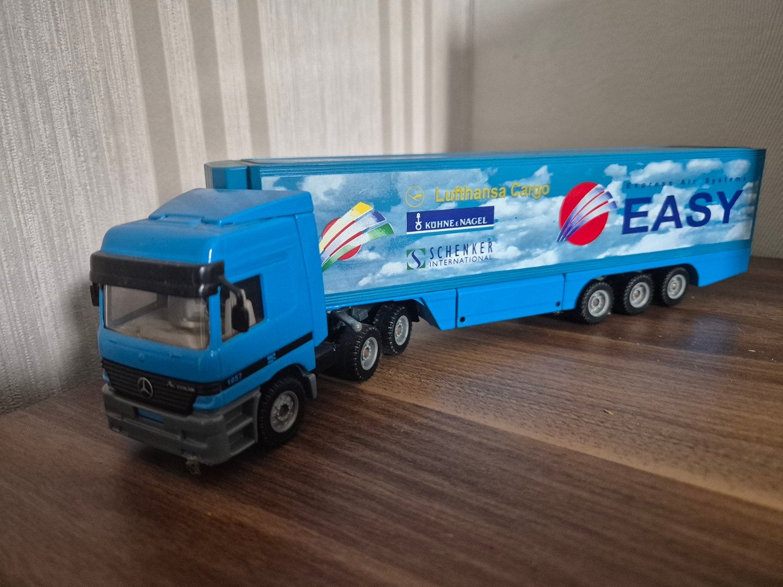 Modelvrachtwagen Mercedes-Benz met Lufthansa Cargo trailer, Gebruikt, 1:32 tot 1:50, Truck, Ophalen