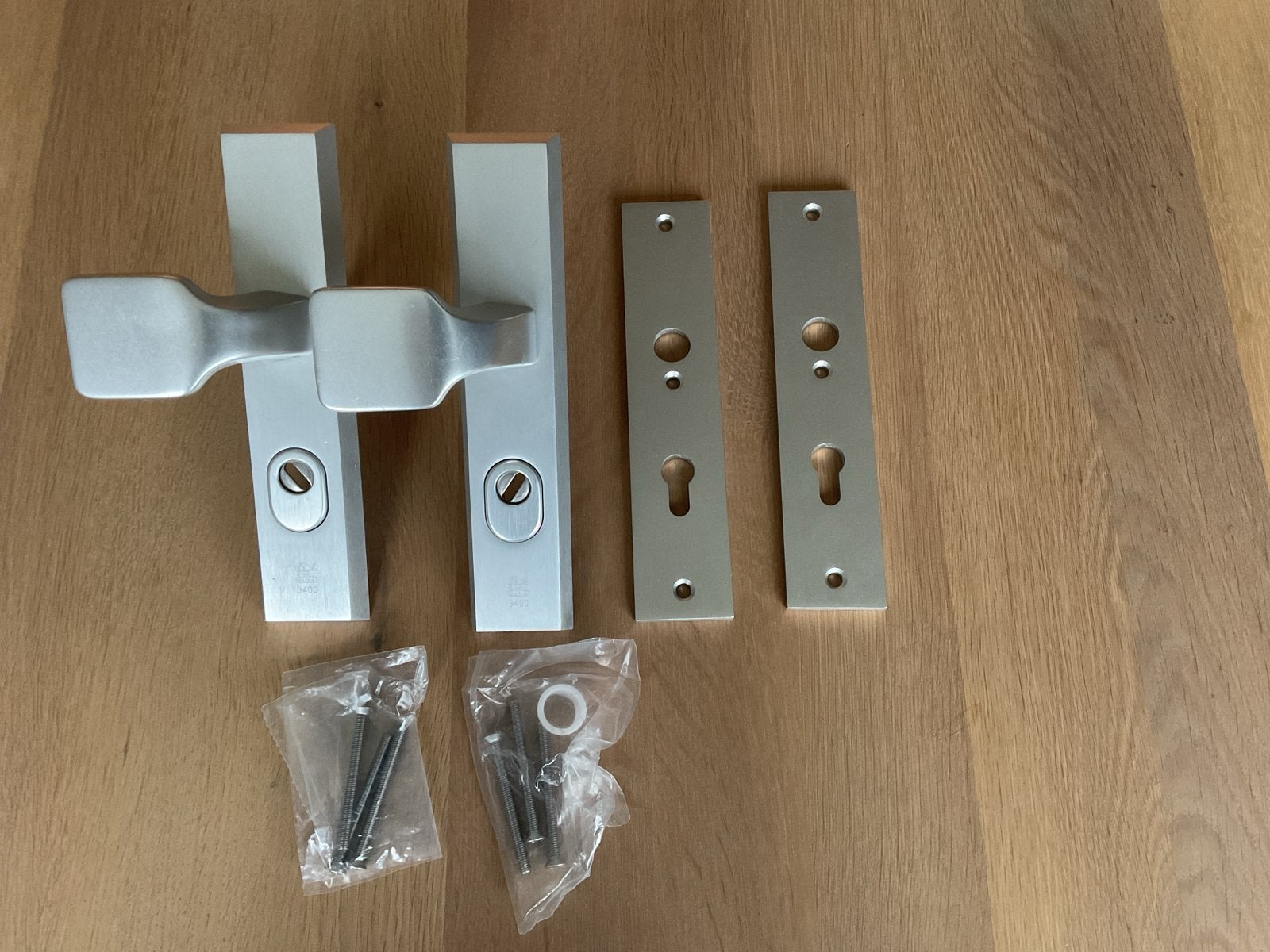 Nieuwe aluminium deurklinken. Buva 3 sterren. 2 stuks., Ophalen, Nieuw, Overige materialen, Klink of Kruk