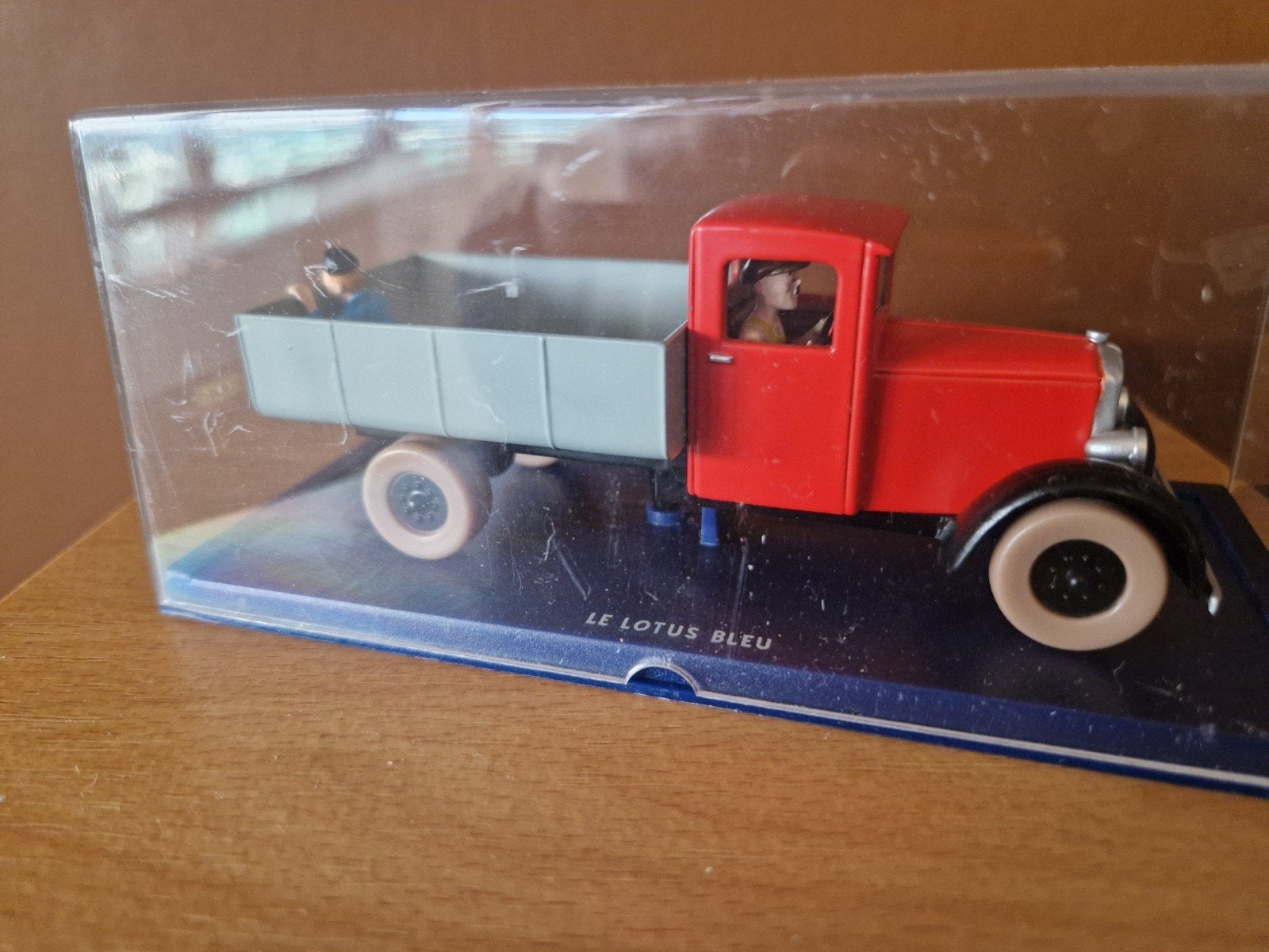 Modelauto: Rode Vrachtwagen met Figuren - Le Lotus Bleu, Overige merken, 1:32 tot 1:50, Ophalen of Verzenden, Zo goed als nieuw