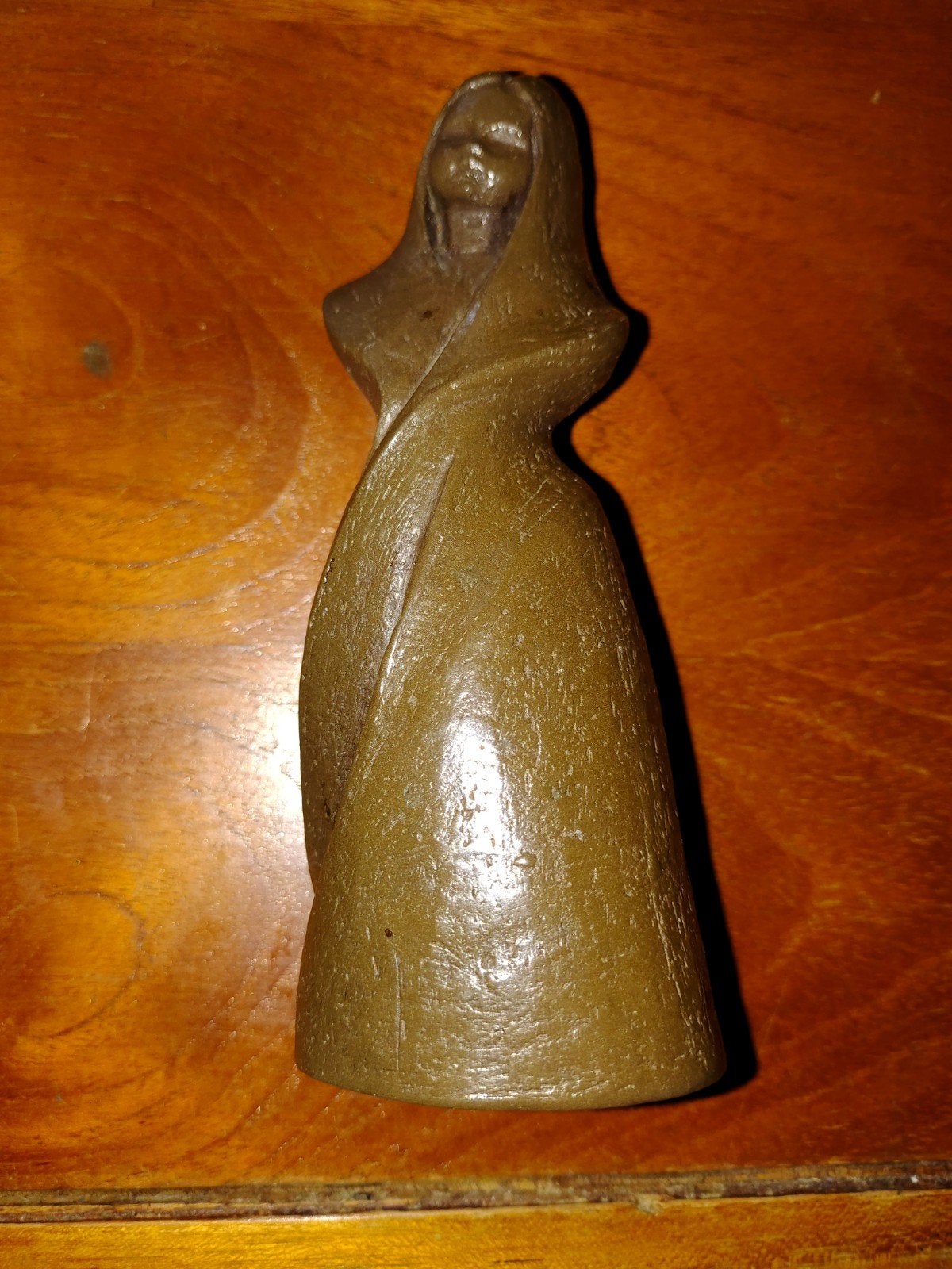 Vintage beeldje: Vrouw met kap, G. Kluunen, Minder dan 20 cm, Ophalen of Verzenden, Gemerkt, Steen of Keramiek