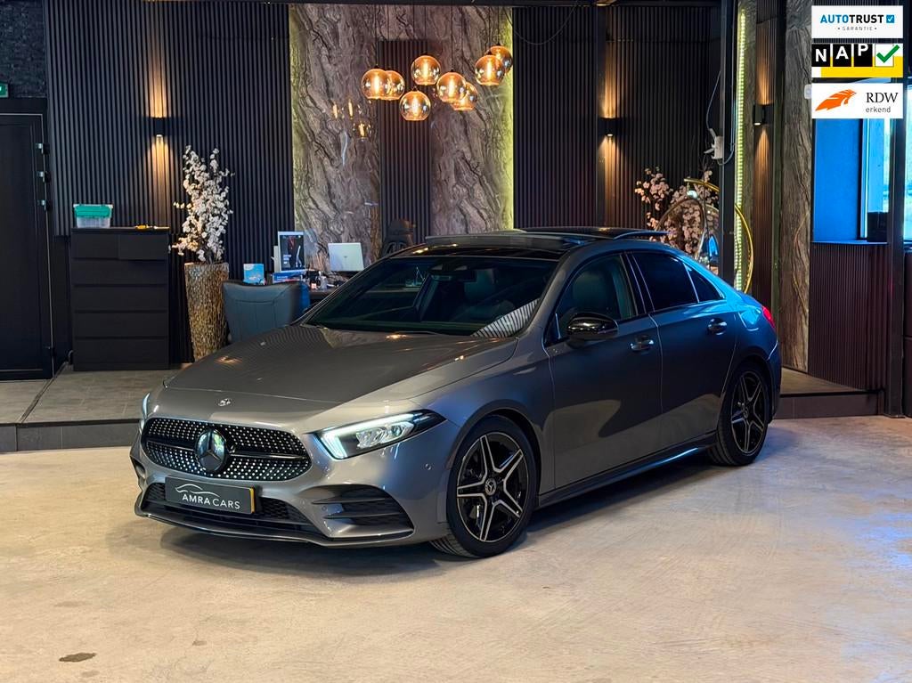 Mercedes-Benz A-klasse 180 AMG|PANO|SFEER|BOMVOL!, Auto's, Mercedes-Benz, 136 pk, Gebruikt, Euro 6, 4 cilinders