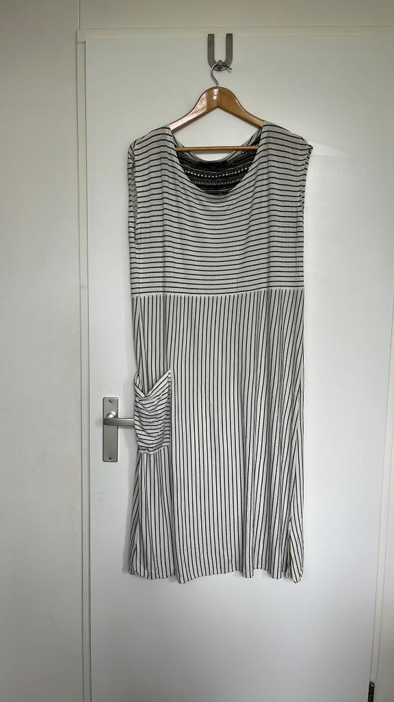 Gudrun sjoden jurk zwart wit streep mt L, Kleding | Dames, Verzenden, Zo goed als nieuw, Overige kleuren, Onder de knie