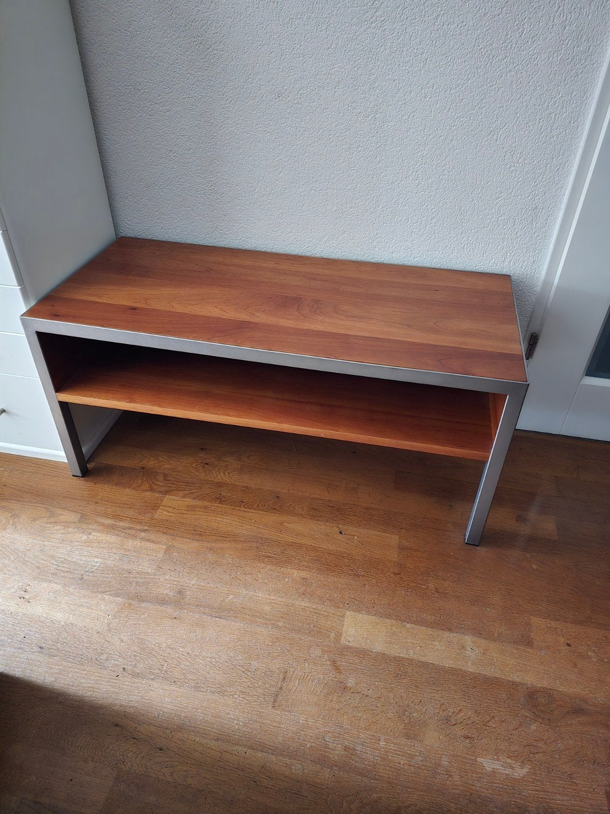 Audiomeubel / Bijzettafel van massief kersenhout en staal, Huis en Inrichting, Ophalen, Gebruikt, 100 tot 150 cm, Modern, Industrieel