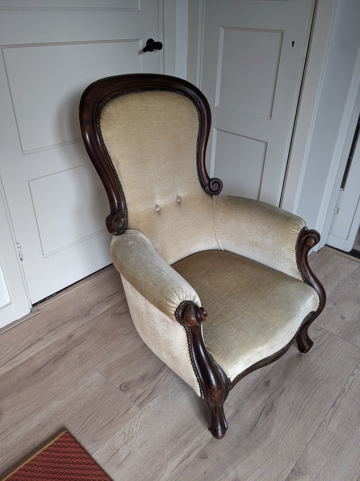 Antieke fauteuil met fluwelen bekleding, Ophalen