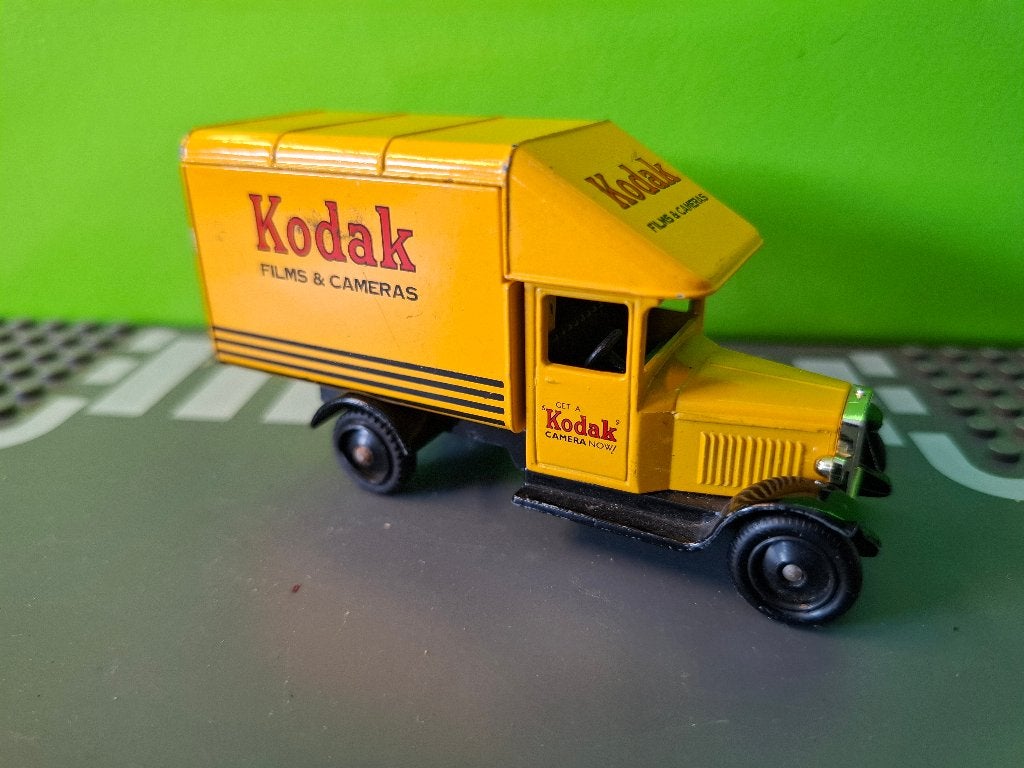 Lledo - 1935 Morris Parcel Van Kodak [geel] 1/50, Ophalen of Verzenden, Gebruikt, Auto