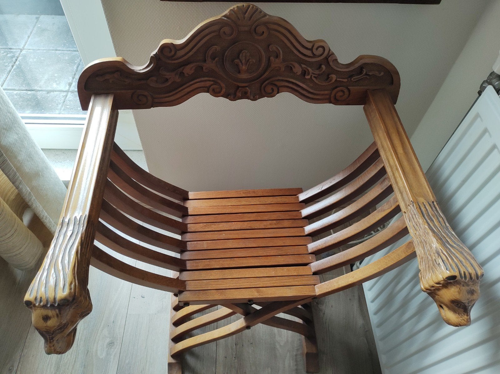 Unieke houten vouwstoel met leeuwenkoppen, Antiek en Kunst, Antiek | Meubels | Stoelen en Banken, Ophalen