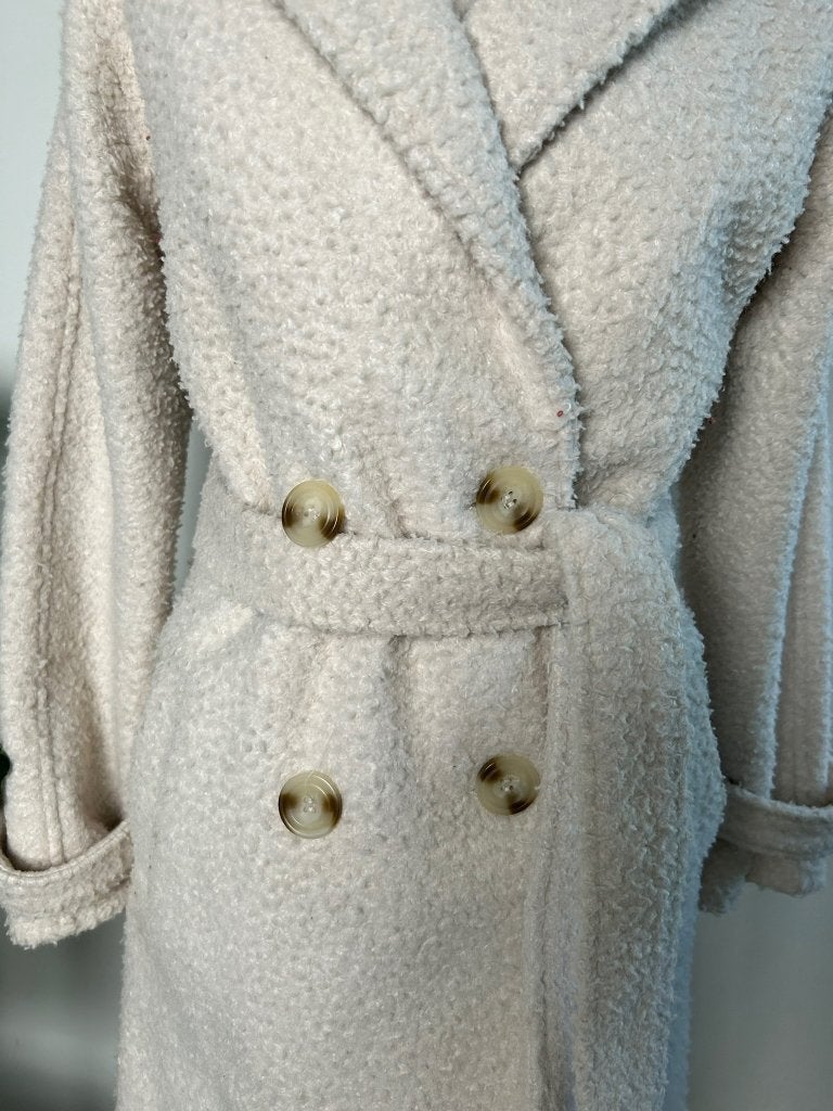 King Louie maat 42 creme lange jas 3506, Kleding | Dames, Jassen | Winter, Beige, Maat 42/44 (L), Ophalen of Verzenden, Zo goed als nieuw