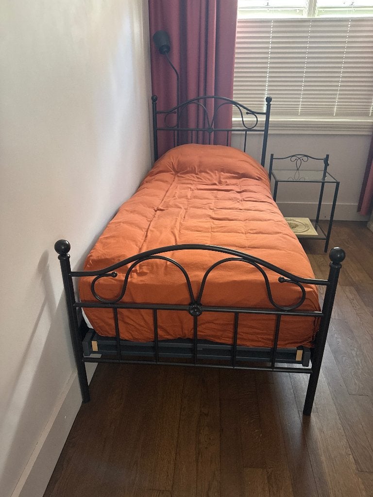 Bed, Ophalen, 70 tot 85 cm, Zo goed als nieuw, Matras