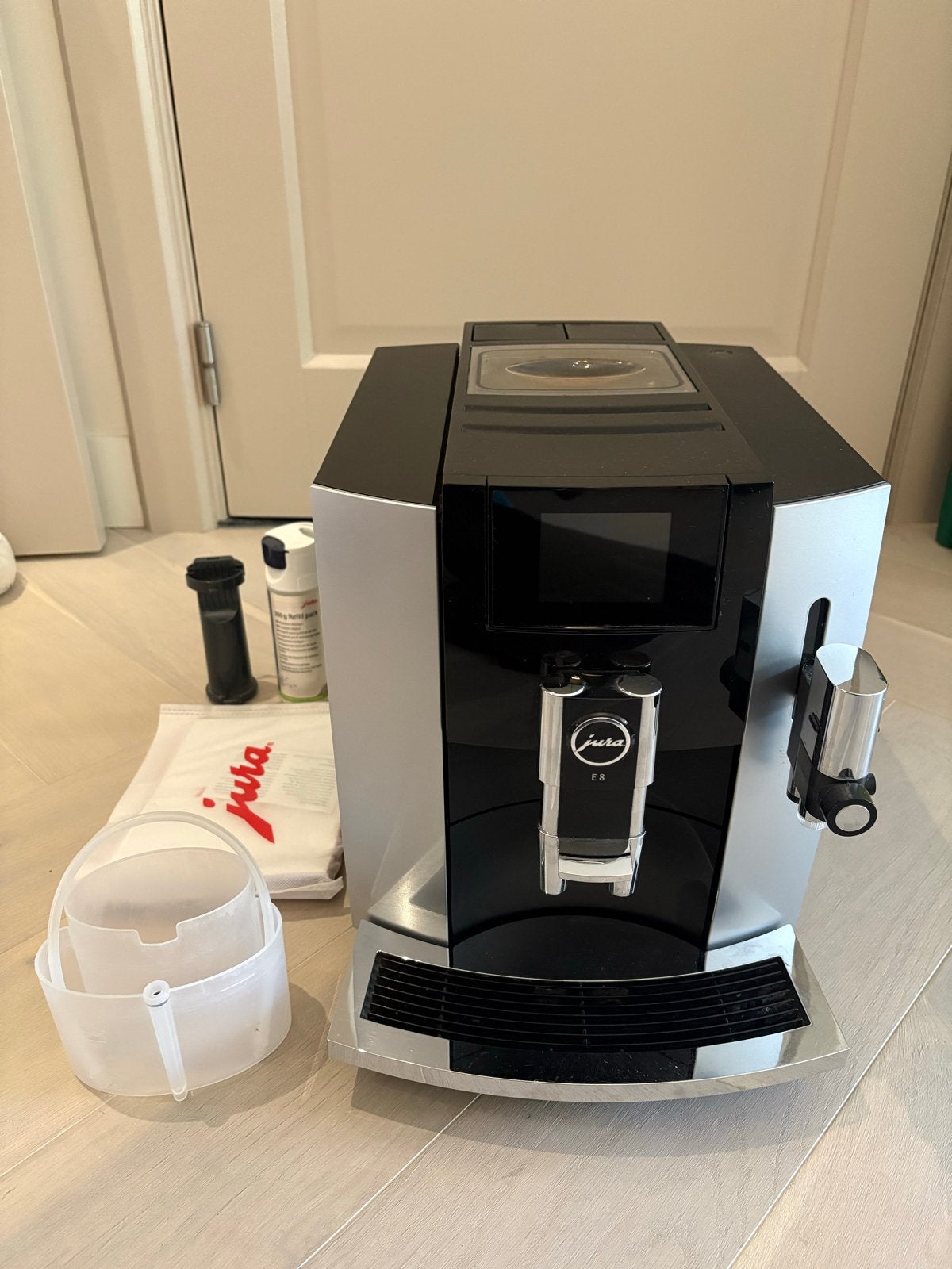Jura E8 Touch volautomatische espressomachine (2020), Ophalen, Afneembaar waterreservoir, Gebruikt, Espresso apparaat