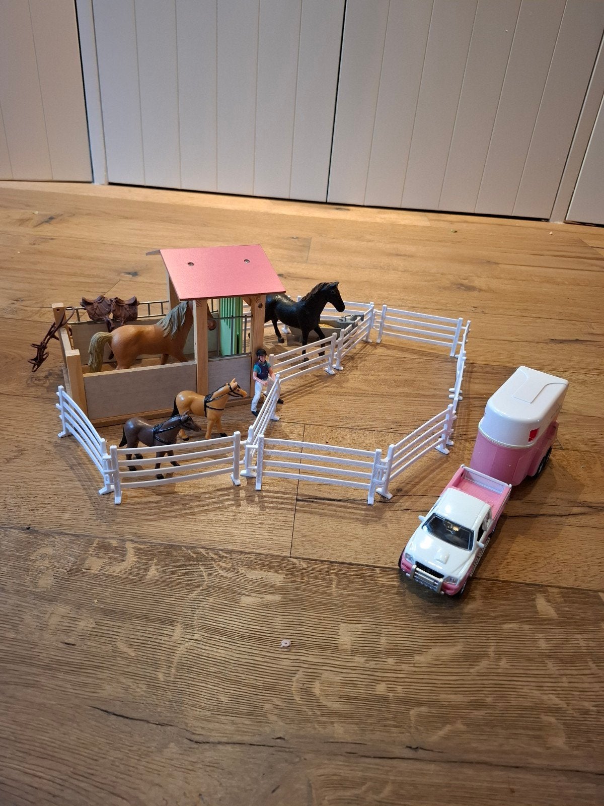 Schleich paardenstal met paarden en accessoires, Ophalen of Verzenden, Gebruikt, Jongen of Meisje