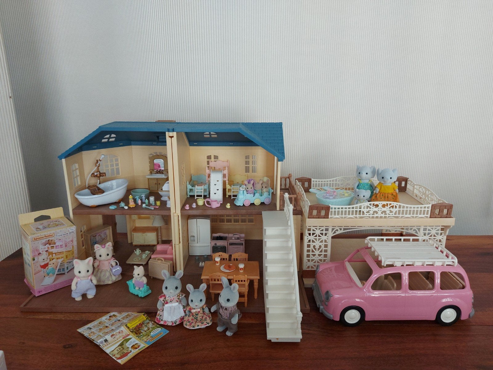 Grote Sylvanian Families set: huis, auto, meubels en figuren, Ophalen of Verzenden, Zo goed als nieuw, Poppenhuis