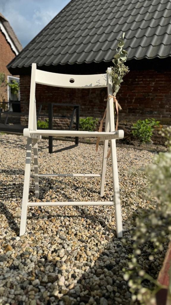 TE HUUR witte houten klapstoelen / ceremoniestoelen, Ophalen, Zo goed als nieuw, Geboorte of Huwelijk