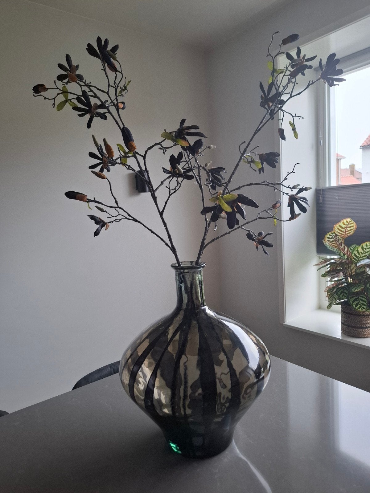 Mica Decorations vaas met 2 zwarte zijden orchideeën, Huis en Inrichting, Ophalen, Gebruikt, Zwart, Inclusief decoratie