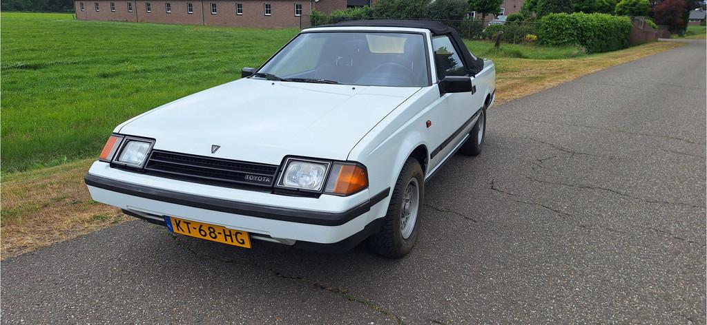 Toyota Celica 1.6 ST CABRIOLET BELASTING VRIJ (bj 1983), Auto's, Zwart, Cabriolet, Open dak, Wit
