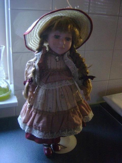 pop met hoedje porcelein hoofd , handjes en voetjes, Verzamelen, Ophalen of Verzenden, Gebruikt, Pop