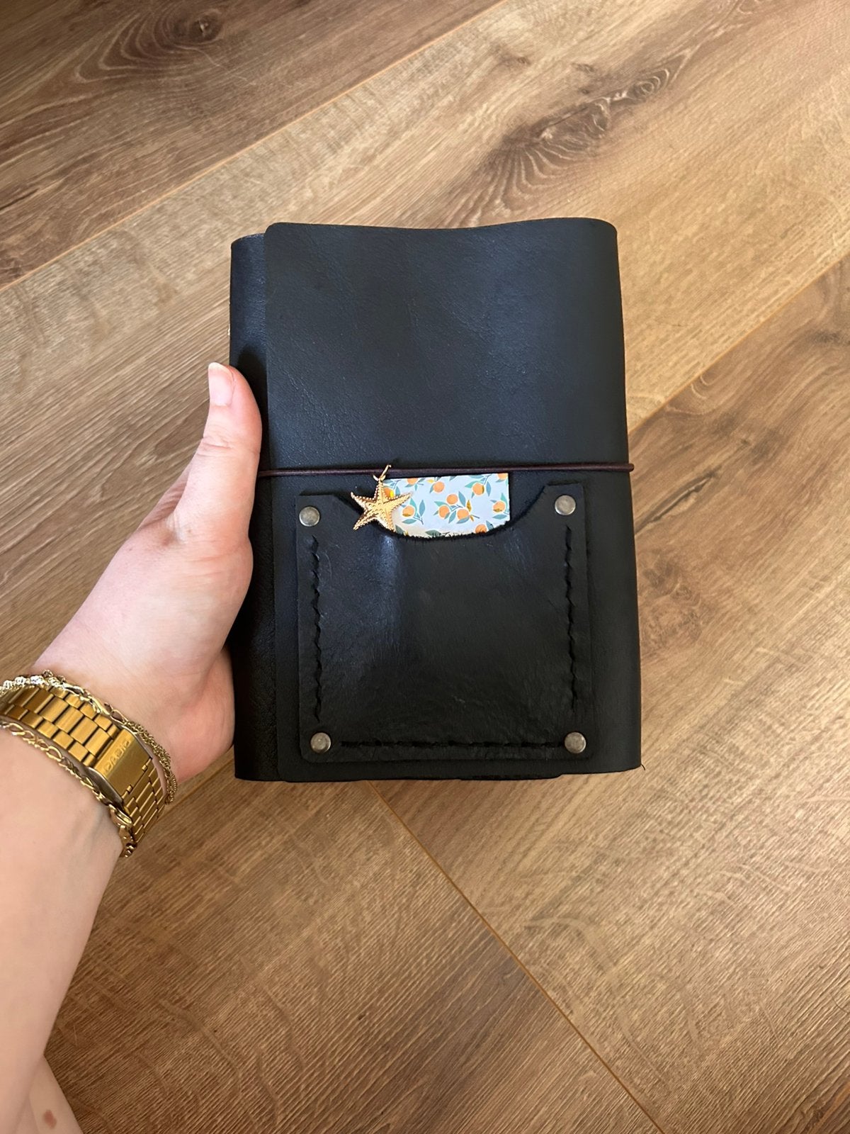 B6 leren journal cover met pocket, ruimte voor 4 boekjes, Ophalen of Verzenden, Zo goed als nieuw, Zwart, Leer
