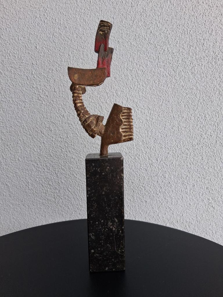 Abstract sculptuur van Pierre Lumey op marmeren sokkel, Ophalen of Verzenden