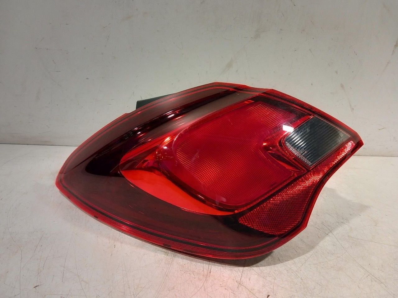 Achterlicht links buiten Opel Corsa, Onderdelen@venauto.nl, Van der Ven Autorecycling B.V., Gebruikt, Ettenseweg 76, 4706 PB Roosendaal, The Netherlands