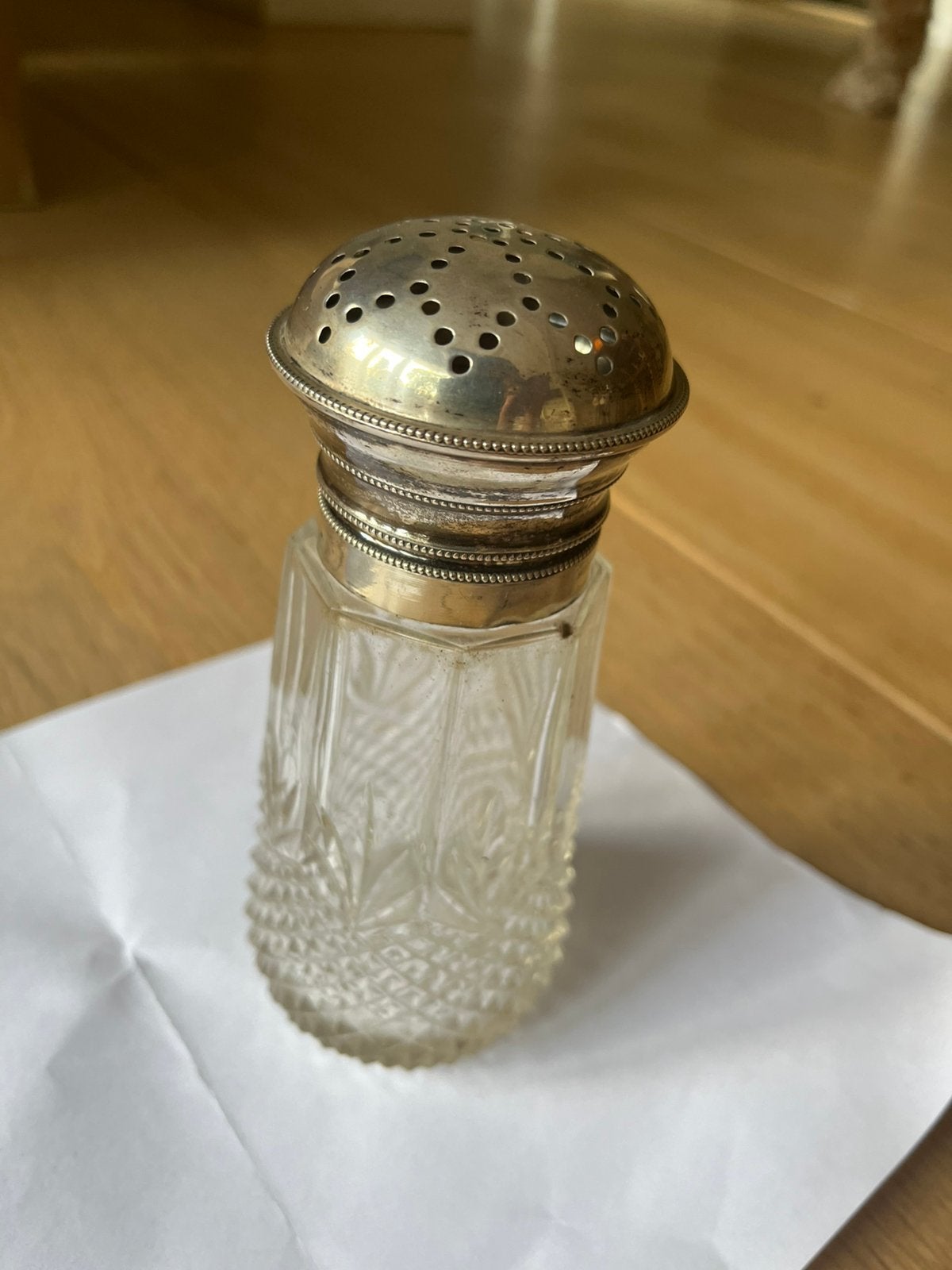 Antieke kristallen suikerstrooier met zilveren dop, Ophalen
