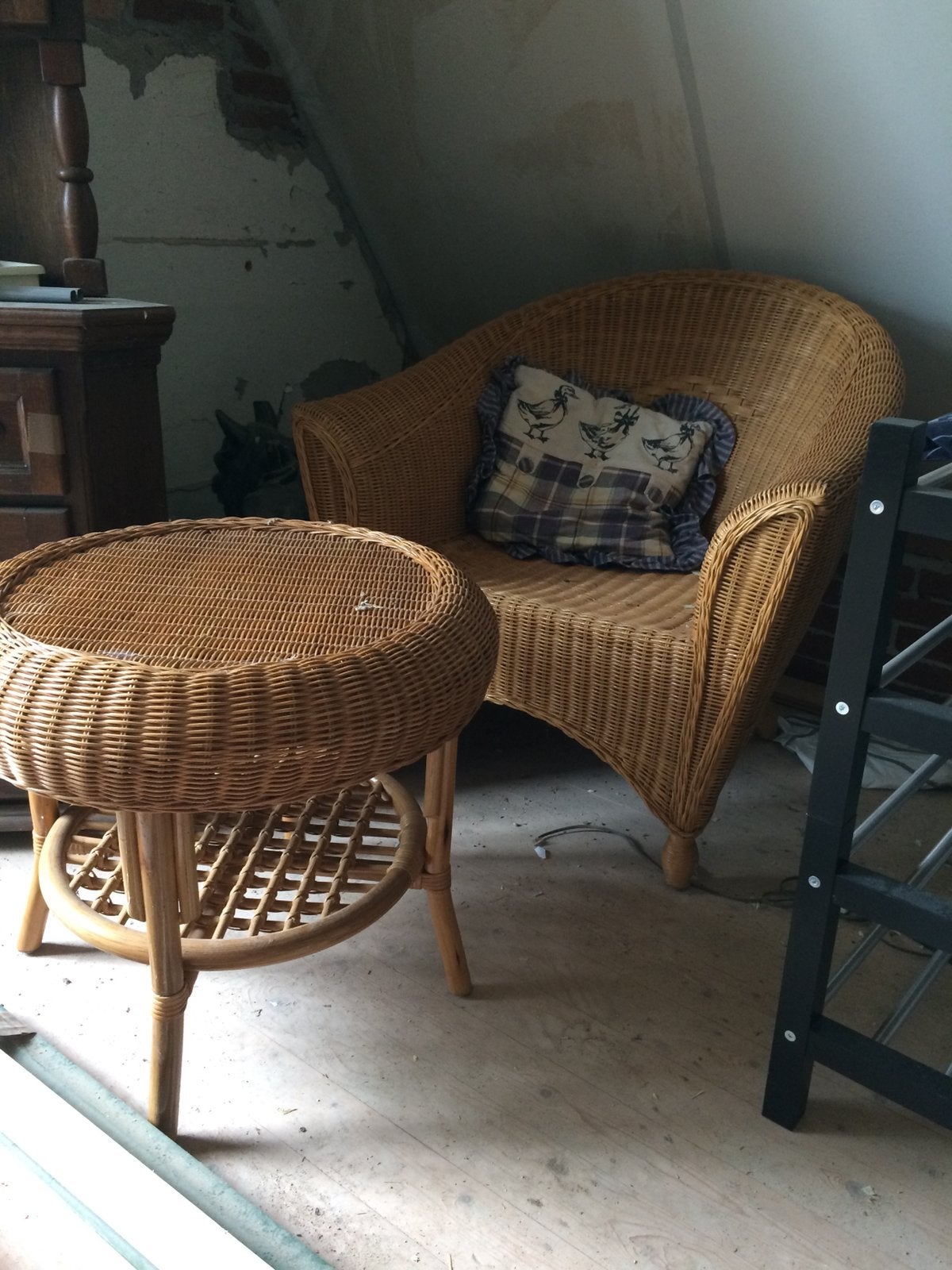 Tafeltje met twee stoelen van riet ., Ophalen, Zo goed als nieuw, 2 zitplaatsen