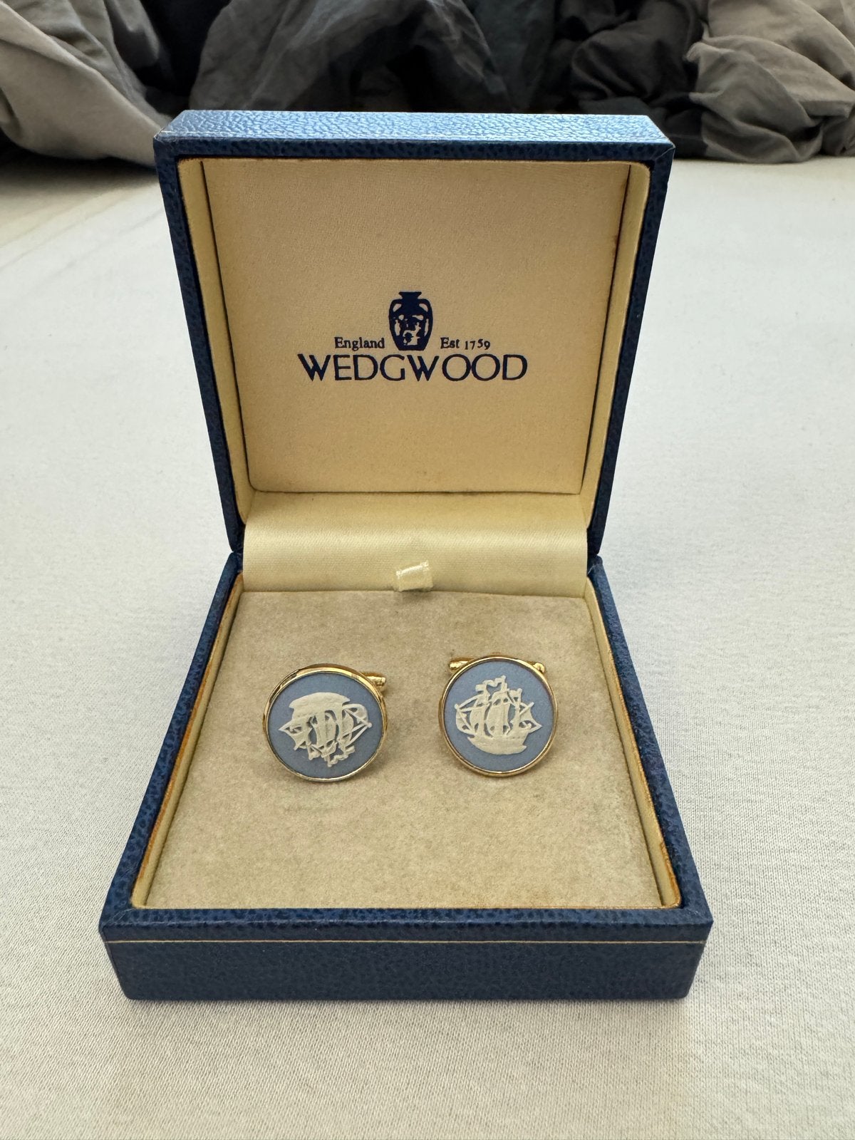 Wedgwood manchetknopen in doos, Ophalen of Verzenden, Zo goed als nieuw, Verguld