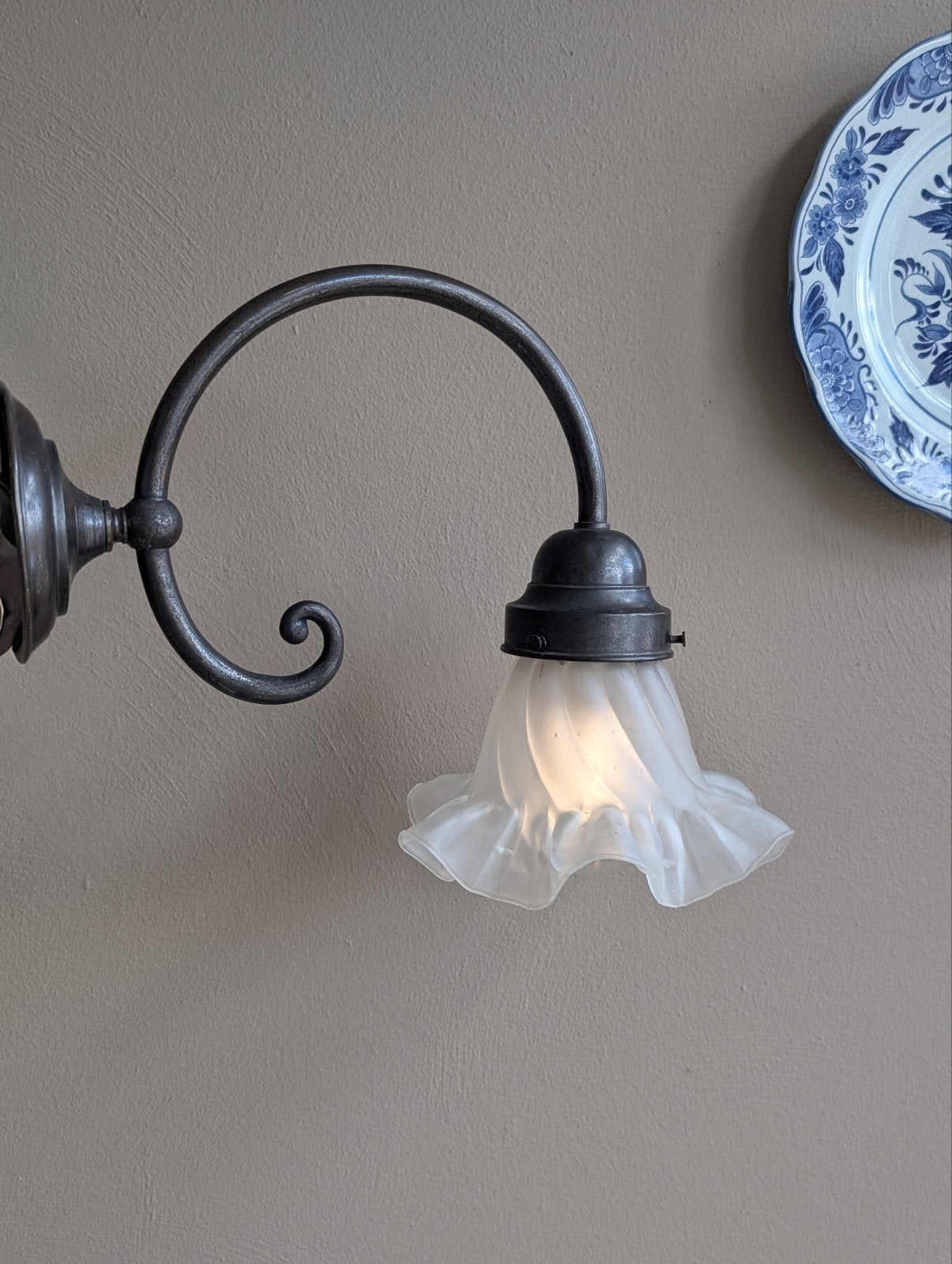 Romantische wandlamp met opaline glazen lampenkapje, Ophalen of Verzenden, Glas