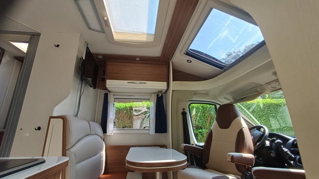 Foto 16 van Te koop: Prachtige, Pilote Essentiel P650 met Queensbed