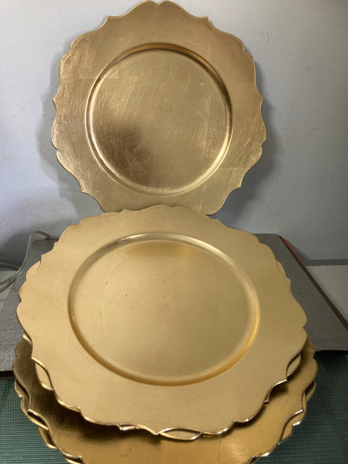 6 Goudkleurige Onderborden - Diameter 32 cm, Overige materialen, Gebruikt, Ophalen of Verzenden, Bord(en)