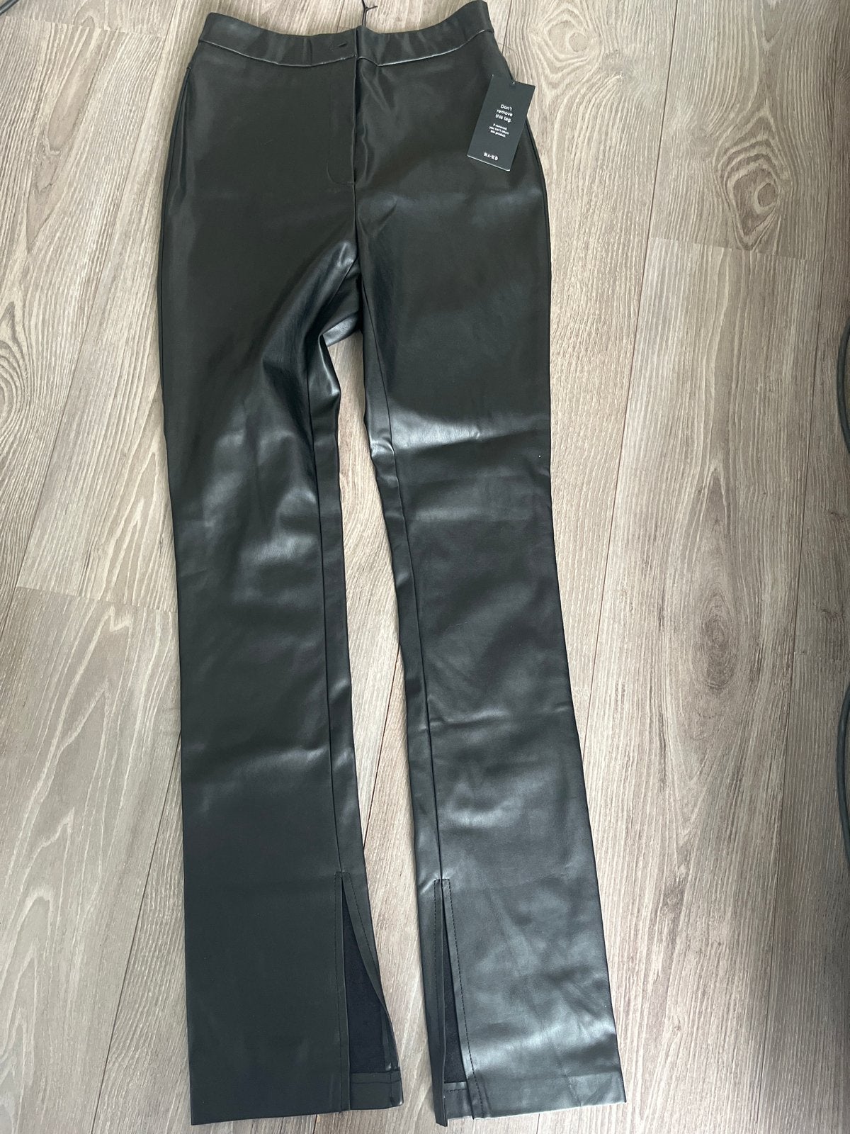 NA-KD Zwarte PU Legging met split - Maat 38, Maat 38/40 (M), Zwart, Nieuw, Ophalen of Verzenden
