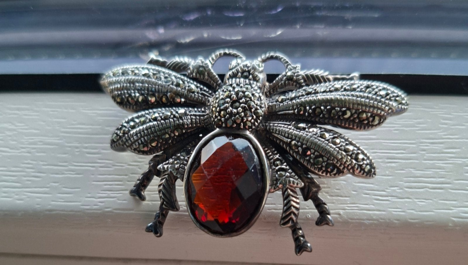 Zilveren vlinder broche met granaat en marcasieten, Ophalen of Verzenden