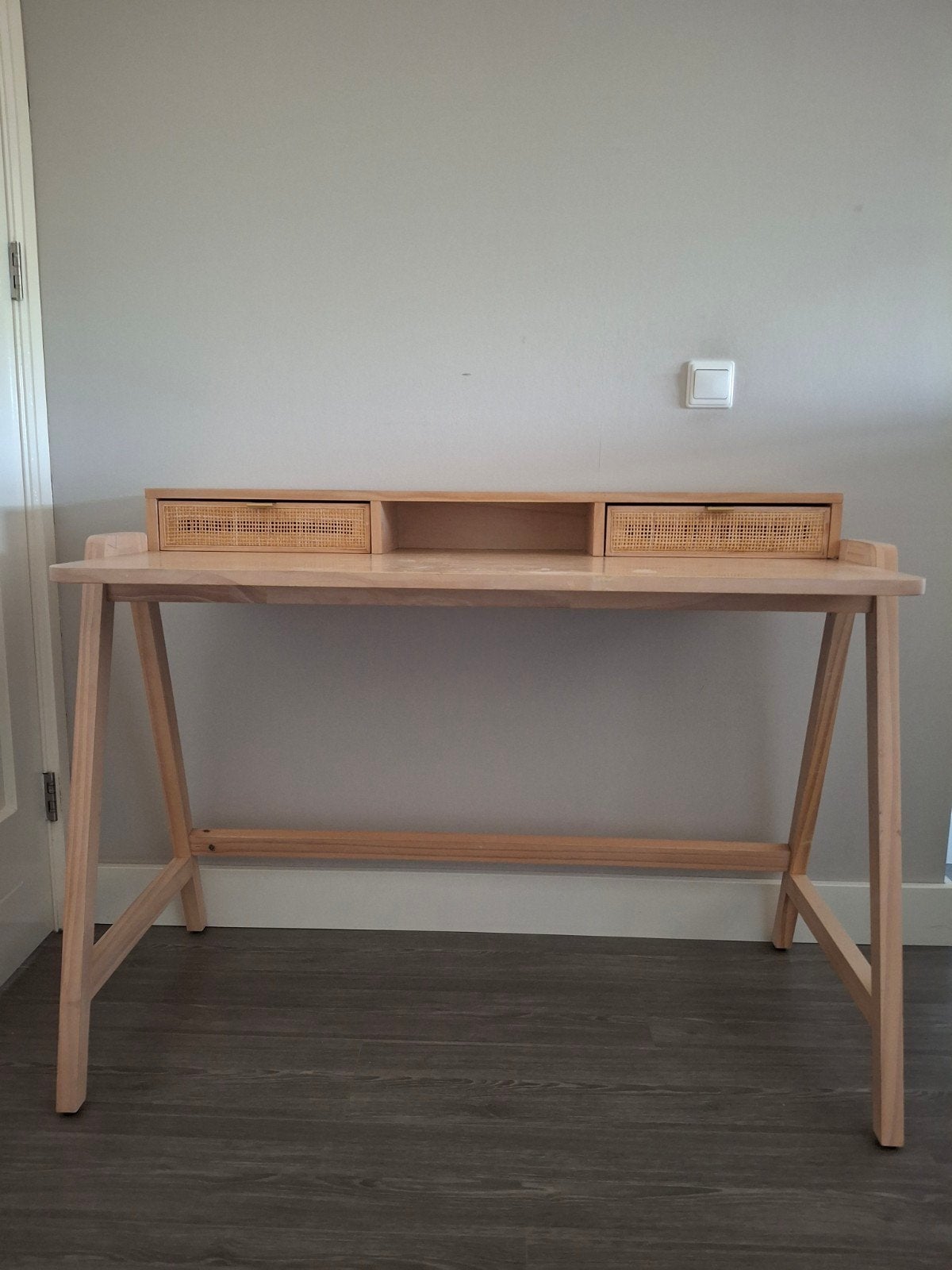 Houten bureau met rieten lades, Huis en Inrichting, Bureaus, Ophalen, Gebruikt, Hout, Vintage
