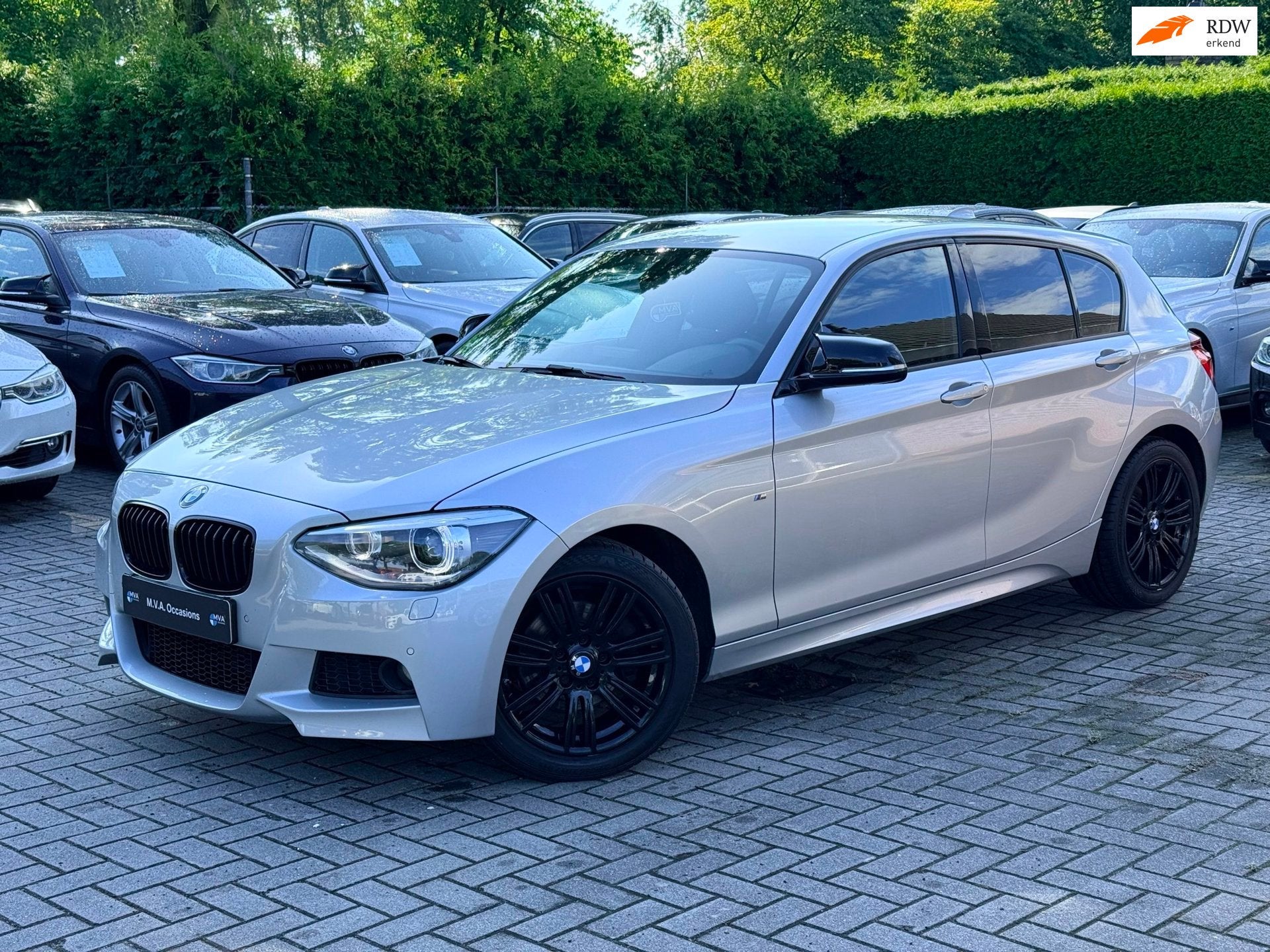 BMW 1-serie 118i Business+ M Sport|Nieuwe Ketting + Klepseal, Auto's, BMW, Euro 5, Achterwielaandrijving, Gebruikt, Zwart
