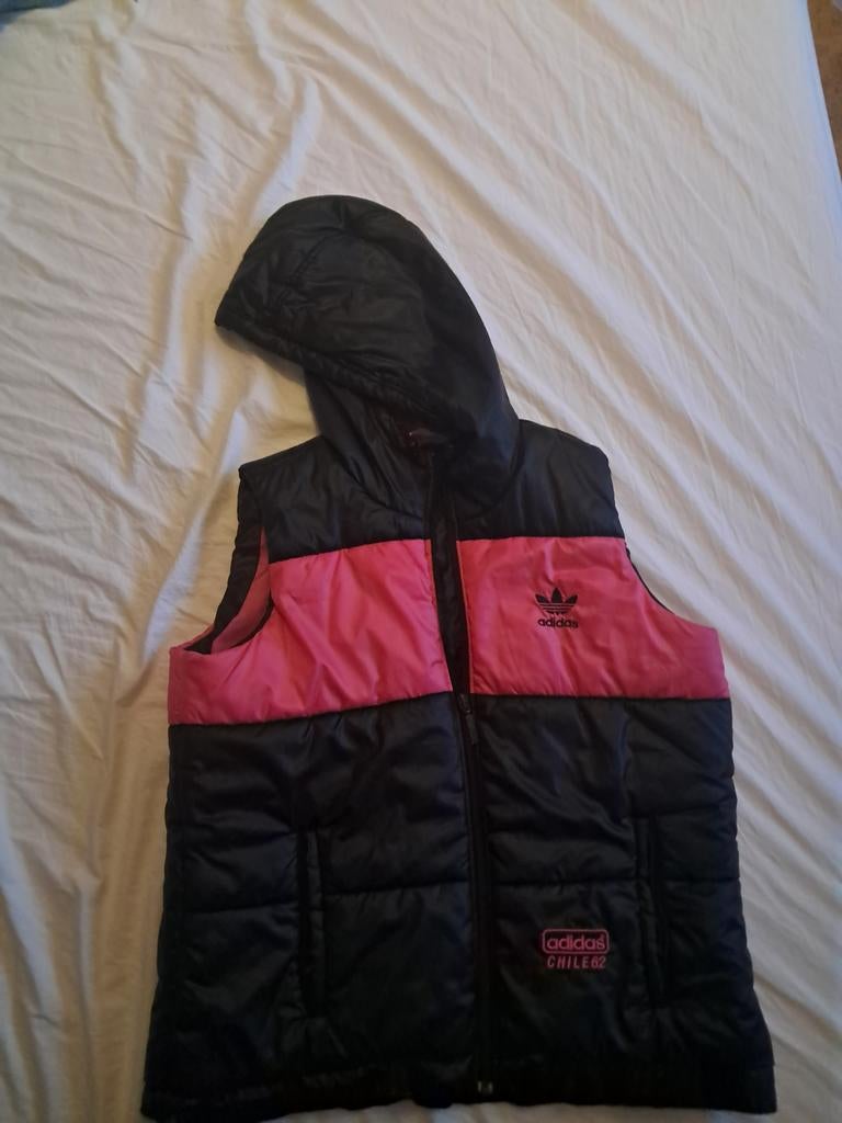 Adidas Originals Chile 62 bodywarmer – zwart/roze – XS / 164, Adidas, Zwart, Ophalen of Verzenden, Zo goed als nieuw