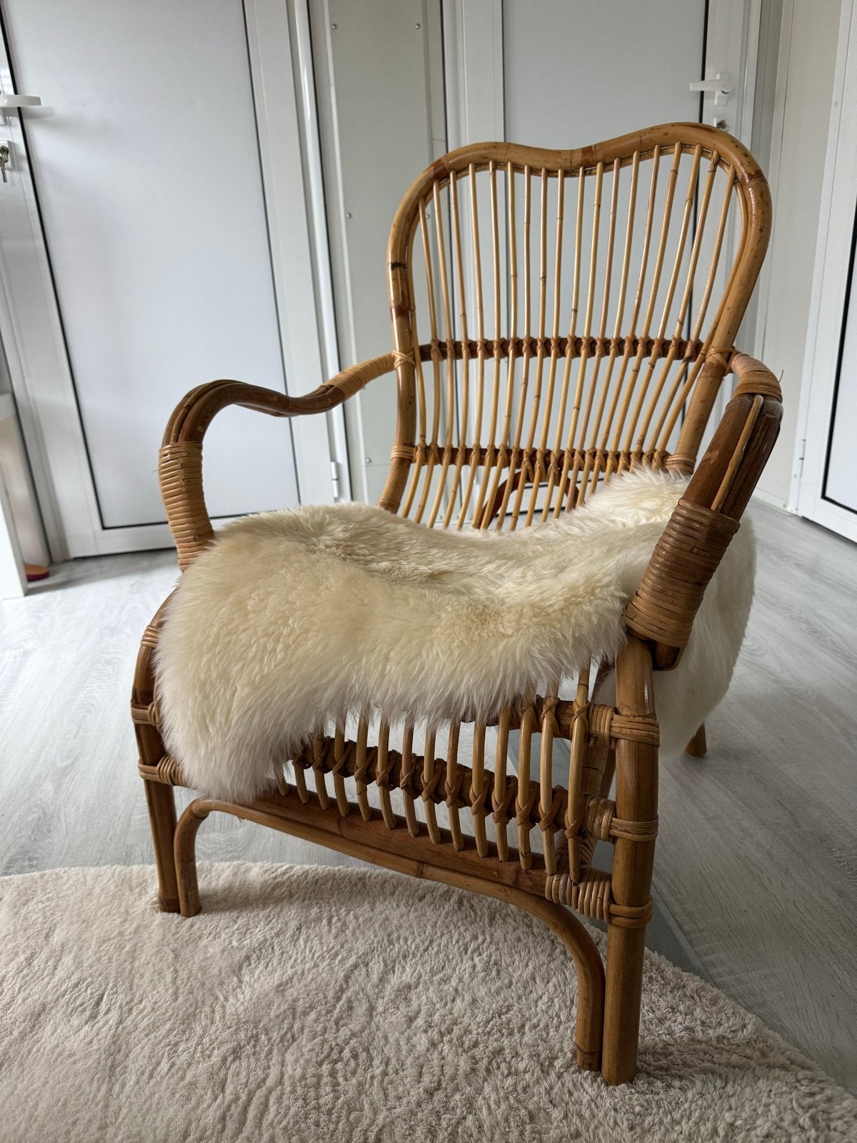 Vintage Rotan Lounge Stoel met Schapenvacht, Huis en Inrichting, Stoelen, Ophalen, Bruin, Riet of Rotan, Zo goed als nieuw