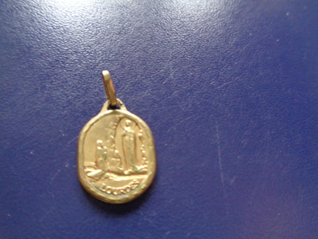 Goud vergulden Medaille H.Maria te Lourdes, Ophalen of Verzenden, Zo goed als nieuw, Goud, Overige materialen