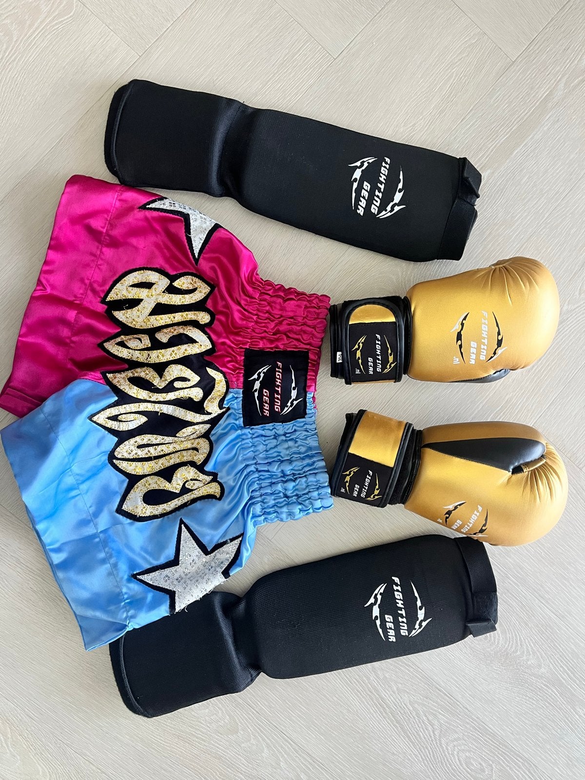 Kickboks set: scheenbeschermers, shorts en handschoenen, Maat XS of kleiner, Ophalen, Gebruikt, Overige