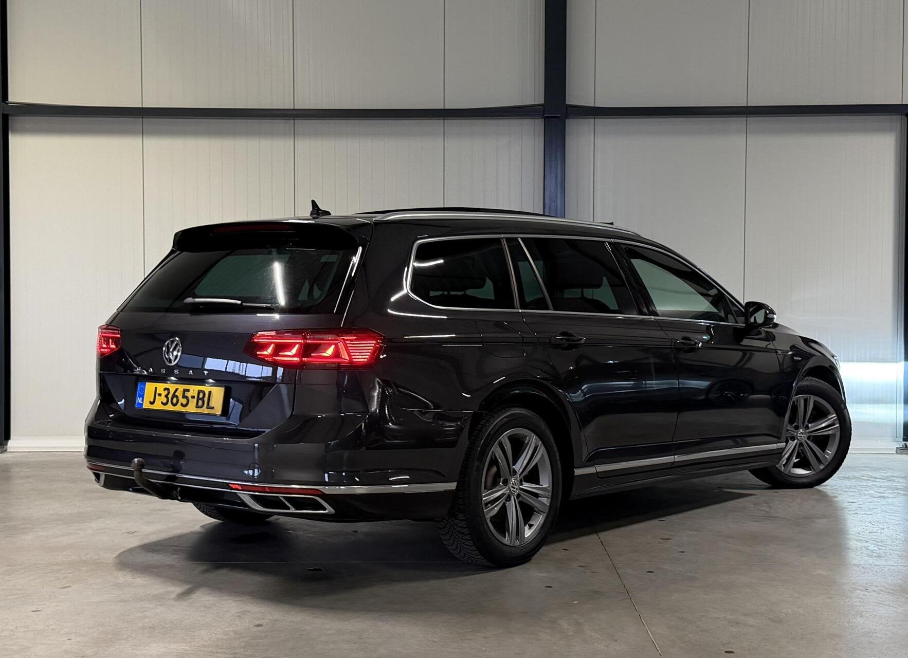 Volkswagen Passat 1.6 TDI R-line Pano Virtual Trekhaak NAP, Auto's, Volkswagen, Gebruikt, Euro 6, 4 cilinders, 1445 kg