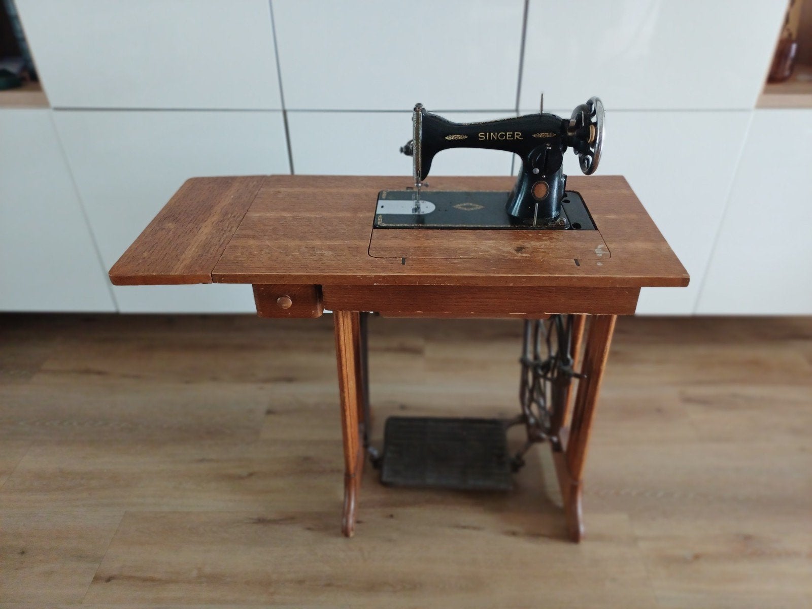 Antieke Singer Naaimachine met Houten Tafel en Accessoires, Antiek en Kunst, Antiek | Naaimachines, Ophalen
