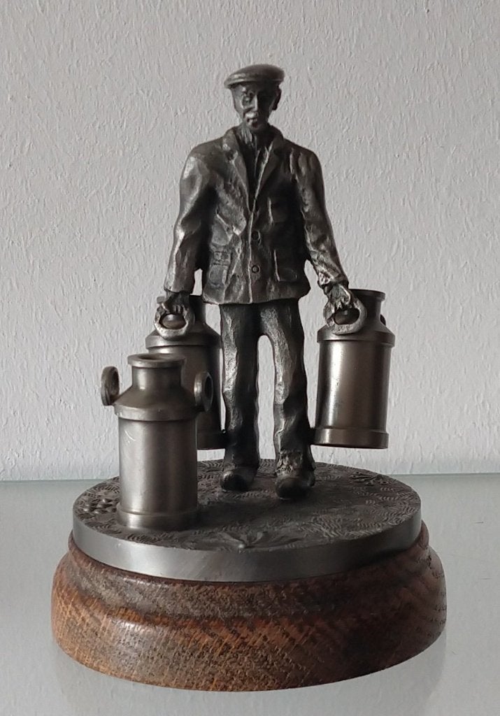 landbouw tinnen beeldje, boer met melkflessen, volgnr 42, Ophalen of Verzenden