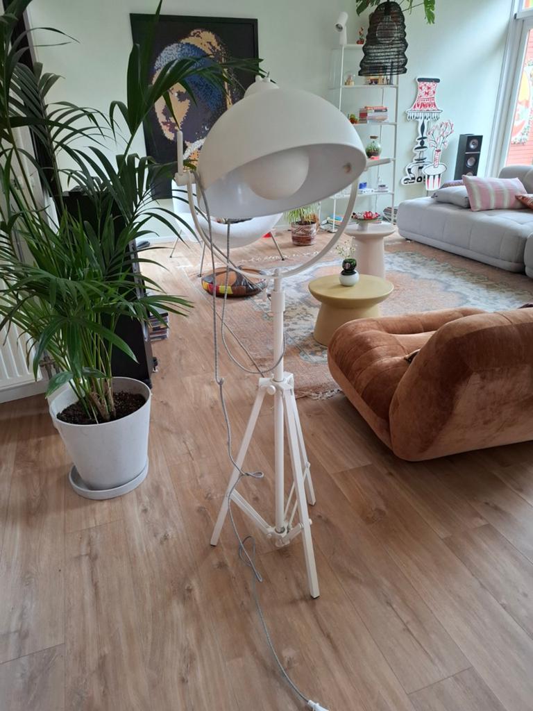 Witte vloerlamp Loods 5, Huis en Inrichting, Lampen | Vloerlampen, Ophalen, Modern, Industrieel, Zo goed als nieuw, Metaal